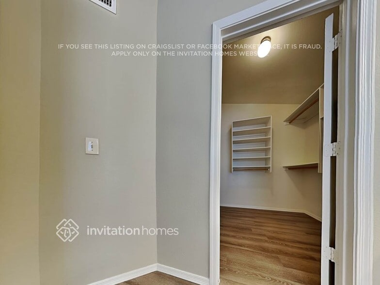 Building Photo - 4534 E Grove Ave