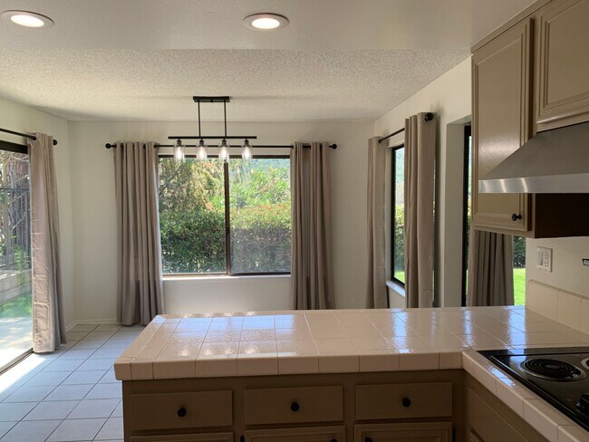 Building Photo - Beautiful, Spacious, 4 bed 2.5 bath home nestled in the Serene, breathtaking Hills of Pacific Pal...