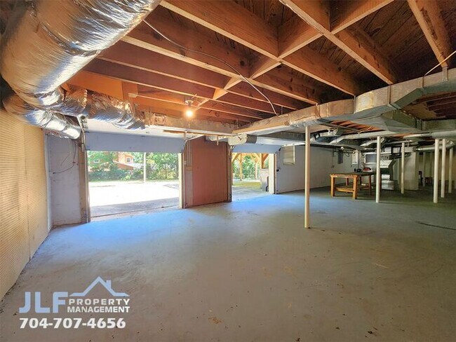 Building Photo - Sprawling 3 Bedroom/ 2.5 Bathroom Ranch in Charlotte!