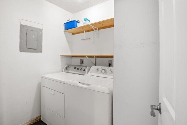Building Photo - BEAUTIFUL Home For Rent in Lakewood Estates!