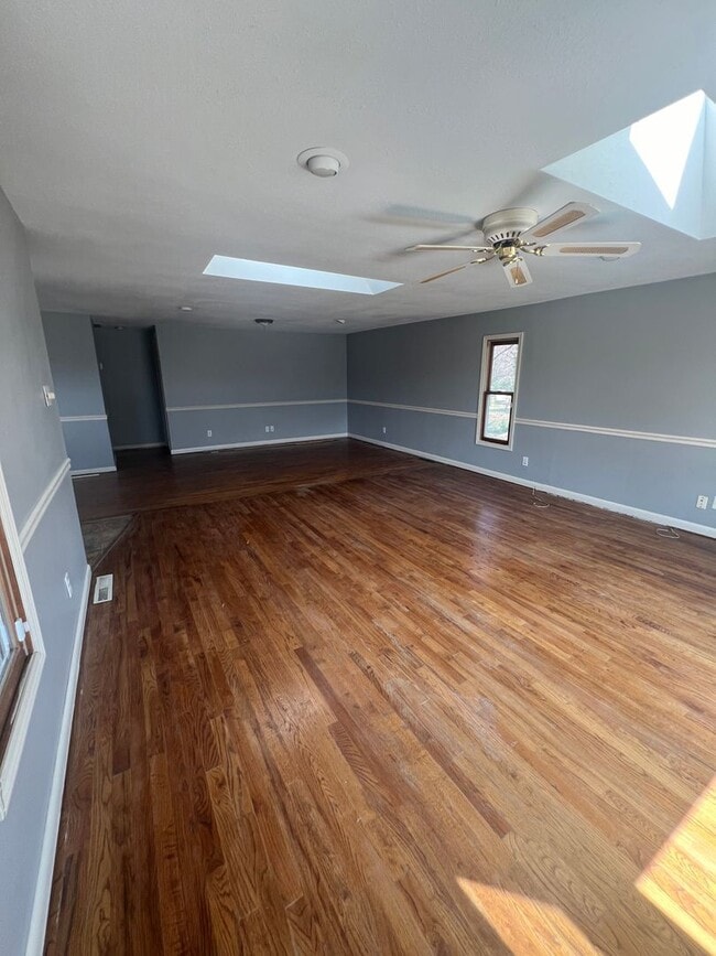 Building Photo - 3 bedrooms/2 bathrooms with detached 2 car...
