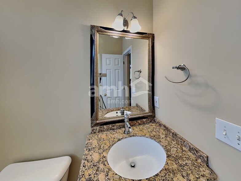 Building Photo - 6855 River Island Cir