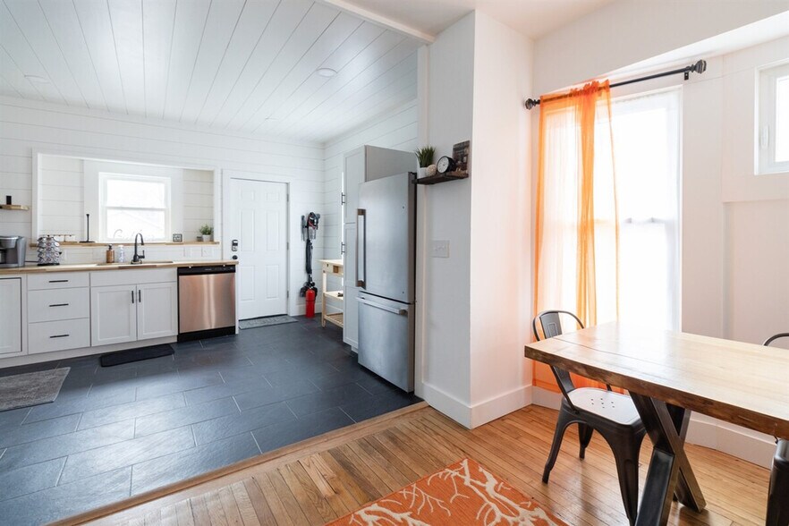 Building Photo - 10628 Lee Ave