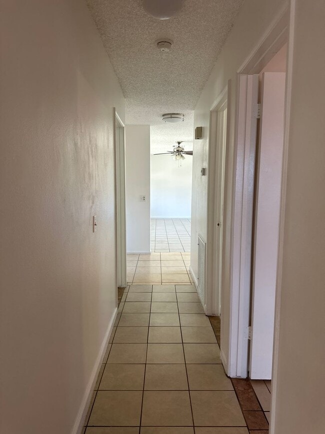 Building Photo - 3bd/2ba Duplex! - Hemet, CA