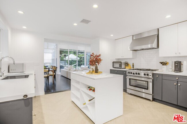 Building Photo - 1833 Franklin Canyon Dr