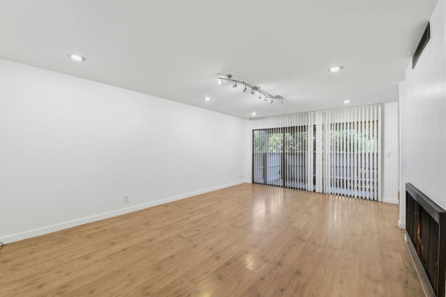 Building Photo - Hidden Gem at Saratoga Creekside – End Unit with Yard