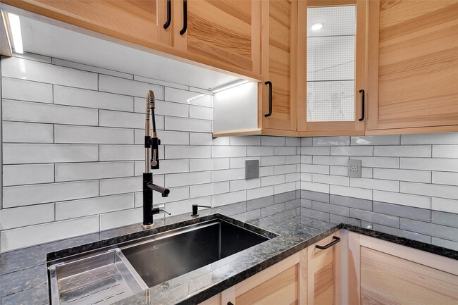 Building Photo - 2021 SE 10th Ave