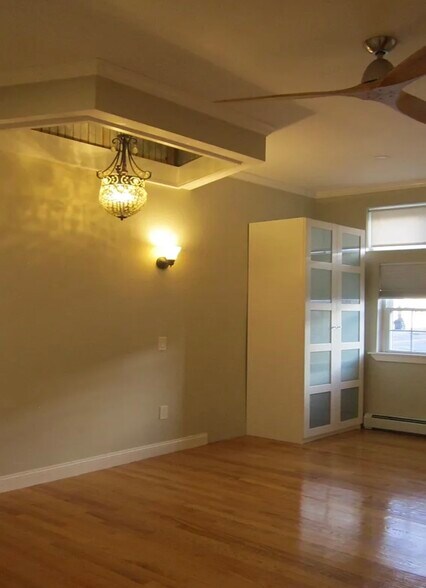 Building Photo - 573 Shirley St