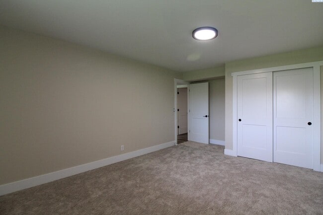 Building Photo - 5 Bed/3 Bath House in Kennewick Canyon Lakes
