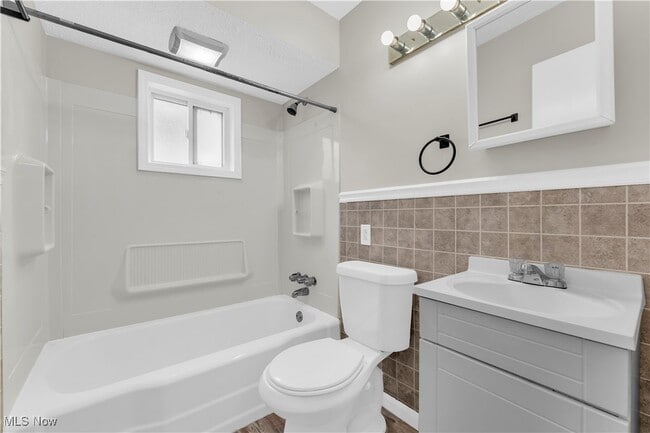 Building Photo - 20160 Beachview Dr