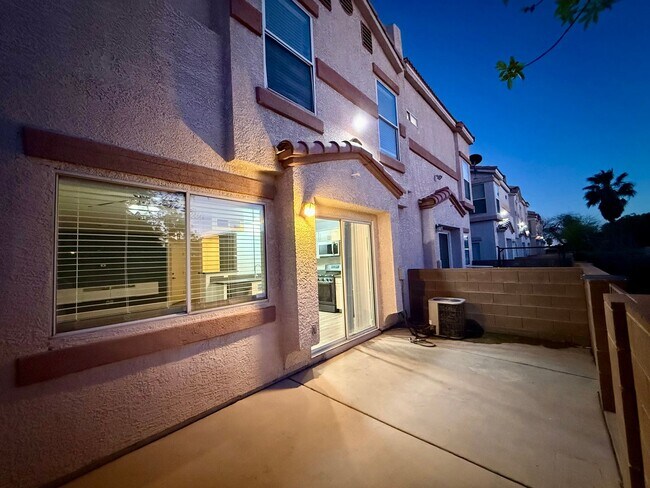 Building Photo - Updated 3-Bedroom Townhome in Gated Community with Pool Access