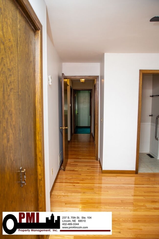 Building Photo - 3 Bedroom and 2 bathroom Colonial Hills House for rent!