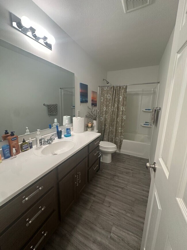 Building Photo - Available NOW - 5 bedroom, 3 full bathroom house - $3,300/month