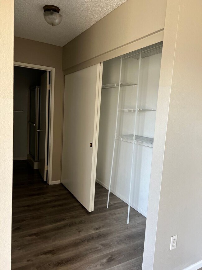 Building Photo - Spacious 2 bedroom condo with garage