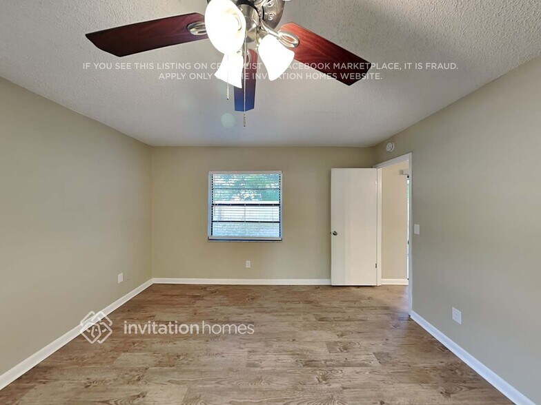 Building Photo - 11301 Hollyglen Dr