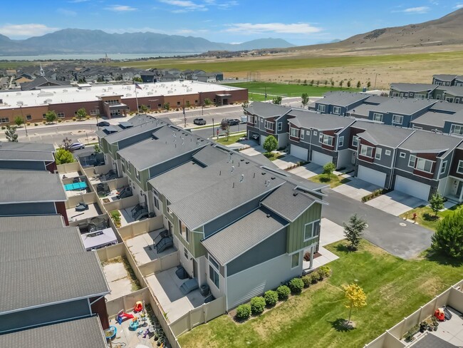 Building Photo - Stunning Row End Townhome In Great Location!