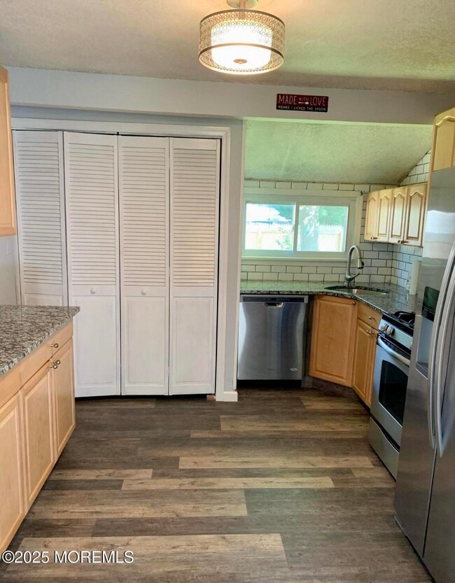 Building Photo - 10 Oakwood Drive