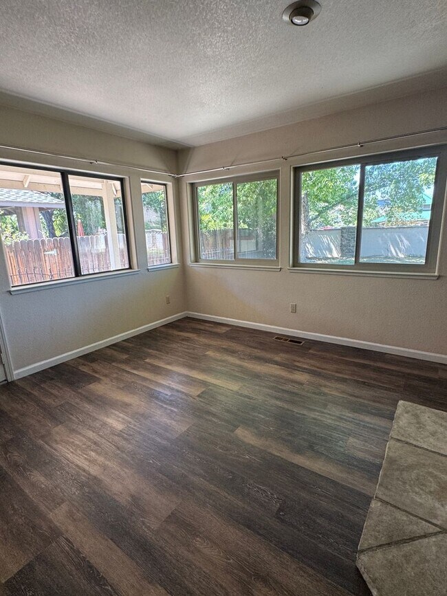 Building Photo - Beautiful Home Located in Gated Golf Course Community!!