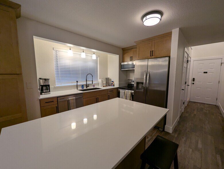 Kitchen - 319 10th Ave SE