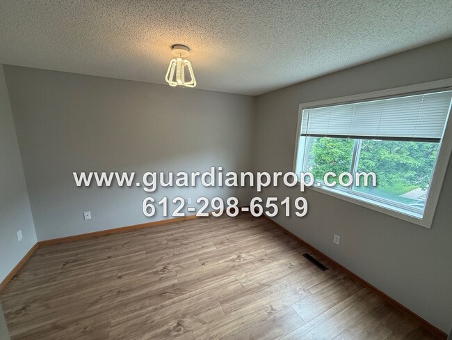 Building Photo - End Unit Townhouse Available Now, Loft Are...