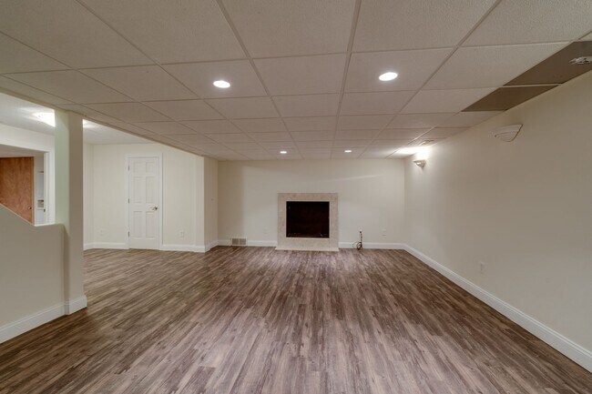 Building Photo - 4 bed 2 full bath 2 half bath home in Lambertville with finished basement for rent!