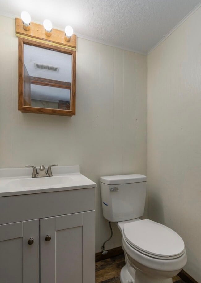 Building Photo - 404 Elm Tree Dr