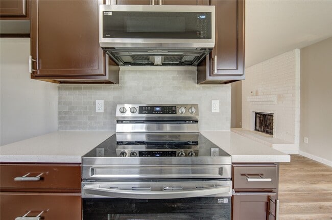 Building Photo - 7411 Trabajo Dr