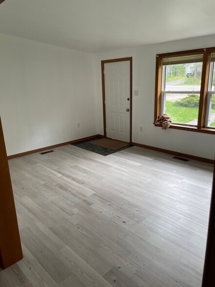 Living room, front door - 677 Valley Rd