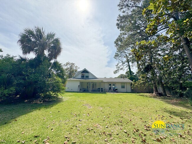 Building Photo - Stunning 3 Bedroom Home near Hurlburt Fiel...