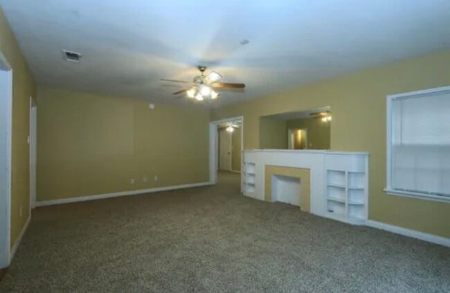Building Photo - 4 bedrooms 2 Bath