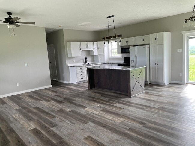 Building Photo - Country house retreat on 10 fenced acres for a hobby farm