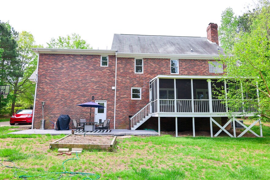 Building Photo - 1208 Enchanted Oaks Dr
