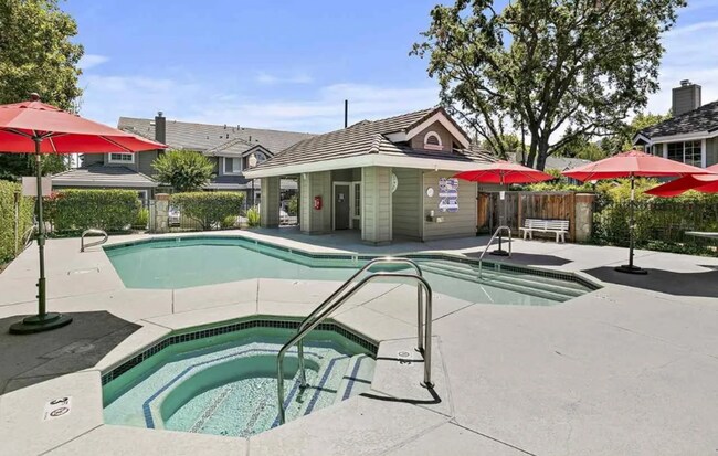 Building Photo - Beautiful 2 Bed, 2 Bath Single Story Condo...
