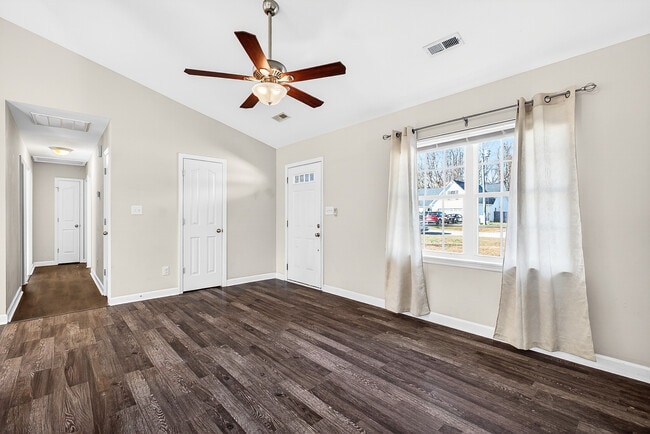 Building Photo - 130 Woodbury Farm Dr