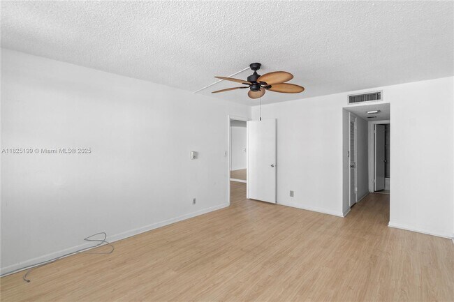 Building Photo - 1410 S Ocean Dr