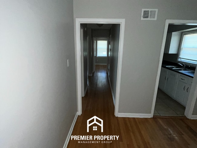 Building Photo - 3026 S Edgeware Rd