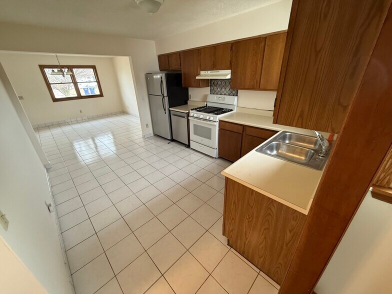 Building Photo - 8821 Sams Dr