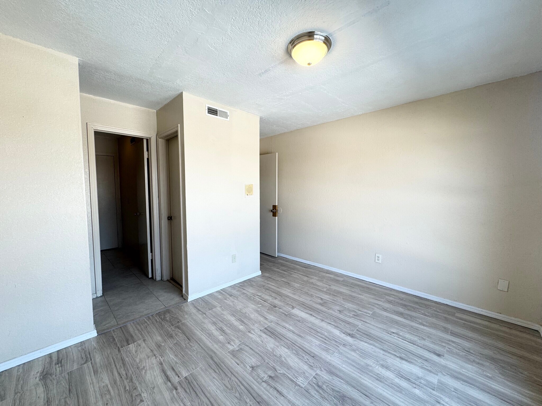 Building Photo - 401 NE 115th St