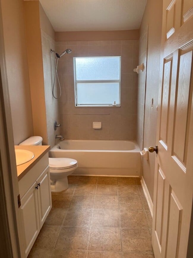 Building Photo - 3 Bedroom 2 Bath