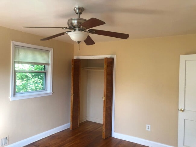 Building Photo - 3 BDRM 1.5 BTH in Baltimore City Sinclair Ln