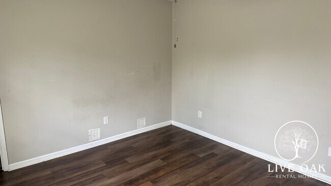 Building Photo - MOVE-IN SPECIAL: $500 OFF 1st MONTH'S RENT!**