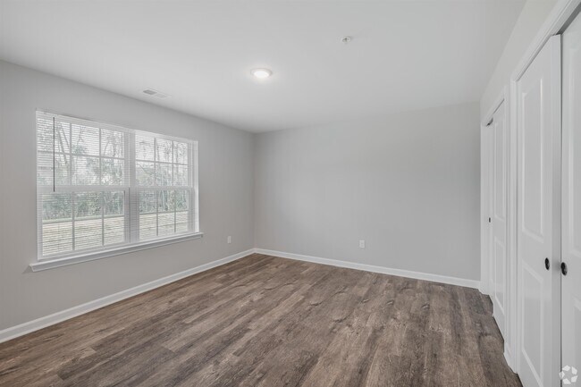 Building Photo - 612 E River Dr