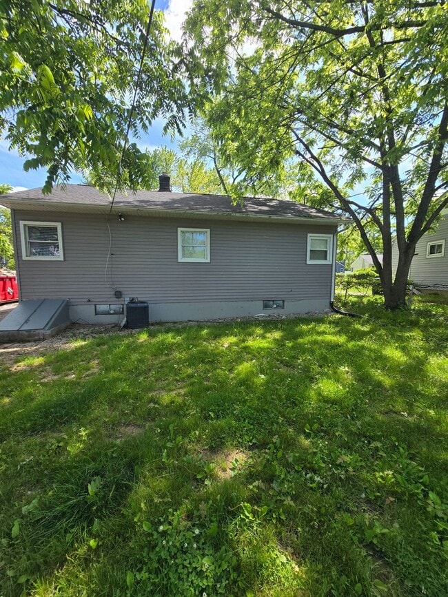 Building Photo - 3 BEDROOM SINGLE FAMILY