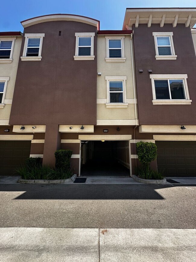 Building Photo - Tralee Village-Tri-Level Townhome, Modern Finished, Community Amenties (580 & Hopyard)