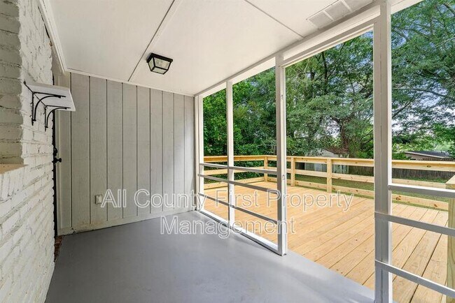 Building Photo - 2461 Fontaine Cir