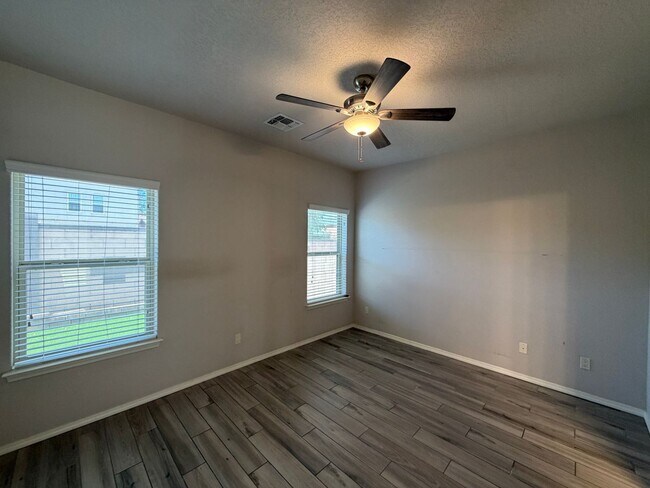 Building Photo - 7420 Tangerine Ct NE