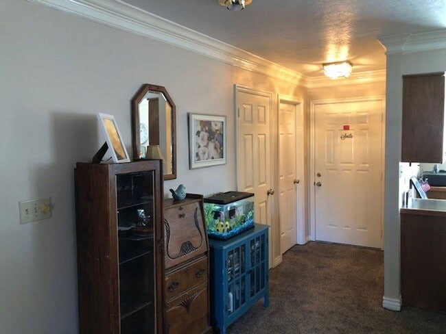 Building Photo - Awesome Shadowbrook Townhome in the Center of it all!