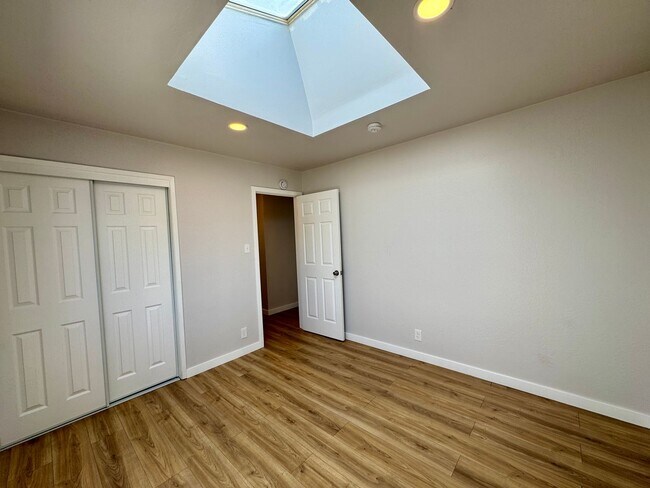 Building Photo - Adorable Newley Remodeled Home Available Now in Sacramento!