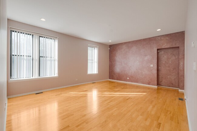 Building Photo - 4060 S Ellis Ave