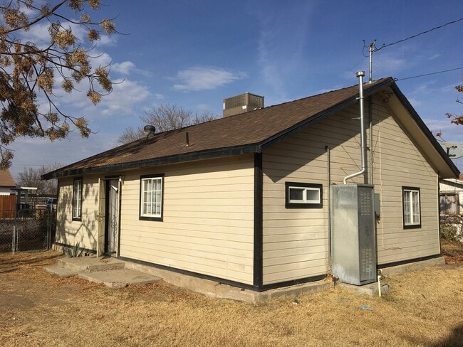 Building Photo - 132 Hopkins Ave